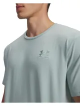 Remera de manga corta Under Armour, color verde menta, con cuello redondo acanalado y logo de la marca bordado en el pecho.