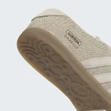 Championes Adidas Gazelle Lo Pro de perfil bajo, color beige con textura reptil, detalles en tono más claro y suela de goma translúcida.