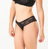 Bombacha blanca de lycra con laterales de encaje floral.