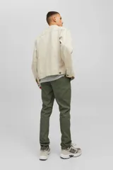 Pantalón chino verde oliva con cierre de cremallera.