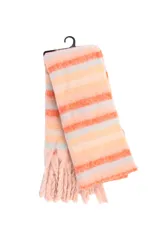 Bufanda rectangular de tejido grueso con flecos, a rayas horizontales en tonos salmón, naranja, gris y blanco.