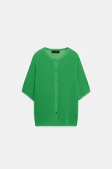 Chaqueta de punto de manga corta y cuello redondo en color verde, con cierre frontal de botones.