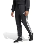 Pantalón de jogging Adidas modelo M 3s Ft Tc Pt, color negro con las tres tiras características en los laterales de color blanco y el logo de la marca bordado en la pierna izquierda. Cuenta con cintura elástica con cordón de ajuste y puños en los tobillos.