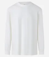 Remera relaxed de manga larga y cuello redondo en color blanco, confeccionada en algodón grueso.