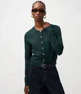 Cardigan negro de punto con escote redondo, mangas largas y cierre delantero con botones dorados.