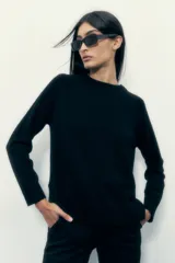 Sweater negro de lana con cuello redondo y corte clásico.