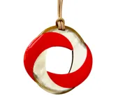 Collar con colgante circular de asta y asta esmaltada en negro y dorado, con cordón negro ajustable.