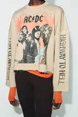 Sudadera beige de mezcla de algodón, con cuello redondo, manga larga y bajo deshilachado. Presenta un estampado frontal de la banda AC/DC con llamas naranjas y el texto "Highway to Hell" en las mangas.