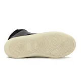 Bota casual de hombre color marrón con detalles en caramelo, de caña media y cordones.