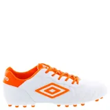 Championes de fútbol 11 Umbro modelo Touch AT, color negro con detalles en naranja vibrante. Presentan el logo de la marca en el lateral y suela con tapones para césped.