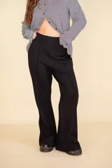 Pantalón de vestir color beige, de tela suave al tacto, con corte Oxford, cierre invisible y pinzas verticales.