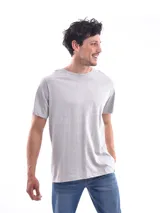 Remera básica de corte regular, color gris melange, de manga corta y cuello redondo.