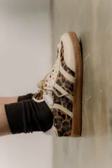 Zapatillas Adidas Samba con estampado animal print en blanco y negro, detalles en cuero beige y suela de goma color caramelo.