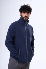 Campera de micropolar azul con cierre frontal completo, cuello alto y bolsillo con cierre en el pecho. Presenta detalles en gris en los bordes del cierre y bolsillos.