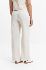 Pantalón negro de tiro medio, corte recto y confeccionado en lino y algodón.