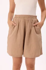 Short color arena de lino y viscosa, con cintura elastizada, calce amplio y bolsillos laterales.