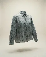 Camisa de algodón con estampado paisley integral en tonos grisáceos, de corte clásico, manga larga y cierre frontal con botones de nácar.