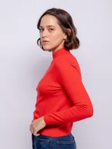 Polera color crema de tejido de punto, manga larga y cuello alto.