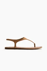 Sandalias planas H&M de dedo, color marrón, con diseño minimalista, punta redonda y tira elástica ajustable en el talón.