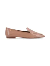 Mocasines de cuero texturado con trama símil reptil en color crema, con punta cuadrada, tacón bajo y detalle de aplique metálico dorado con logo en el lateral.