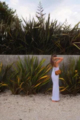 Minibag de cuero color marrón con diseño tipo acordeón, cierre frontal con solapa y herraje metálico. Incluye doble correa para llevar al hombro o cruzada.