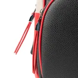 Mochila negra con detalles en rojo y blanco, confeccionada en símil cuero. Tiene un compartimento principal con cierre, un bolsillo interno con cierre y dos bolsillos abiertos, además de un bolsillo externo con cierre. Las correas son regulables y los herrajes son plateados.
