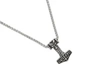 Collar de acero italiano con dije en forma de martillo de Thor.