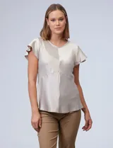 Blusa color beige de satén, marca Alex & Lili. Manga corta amplia, corte bajo el busto y espalda con abertura ojal y botón.