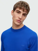 Sweater azul de algodón con cuello redondo y logo bordado en el pecho.