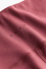 Microshorts deportivos de tiro bajo y cintura ancha, confeccionados en tejido funcional SoftMove™ con tecnología DryMove™ para absorción del sudor.