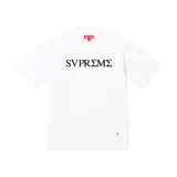 Remera de manga corta color blanco con estampado frontal en negro que reinterpreta el logo de la marca utilizando caracteres griegos. Presenta un corte clásico y una etiqueta pequeña en el dobladillo inferior.