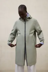 Campera larga impermeable Ecoalf modelo Neve, color negro, confeccionada en tejido técnico de tres capas con capucha ajustable, cierre frontal de cremallera y bolsillos laterales.