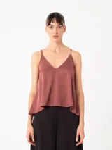 Top de viscosa color mostaza con escote en V y breteles finos regulables. Presenta un diseño minimalista de corte holgado y caída fluida.