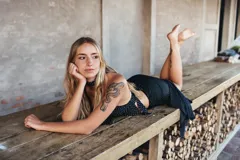 Top de gasa negro con estampado de lunares blancos, diseño de espalda abierta con tiras regulables y corbatín incluido.