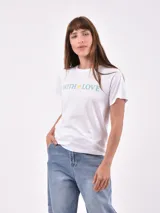 Remera verde militar con cuello redondo y estampado frontal con la frase "Do Not Disturb" en letras blancas.