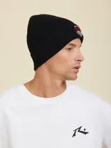 Gorro de lana negro con logo de la marca bordado en el frente.