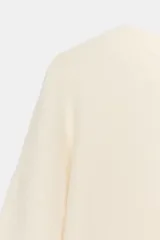 Jersey de punto con cuello redondo y manga larga, confeccionado en un suave tejido color bordó.