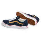 Championes Vans modelo Old Skool, de color azul marino con la icónica banda lateral en color amarillo mostaza. Presentan cordones blancos, suela de goma blanca con una línea roja decorativa y refuerzos en la puntera y el talón.