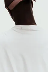 Musculosa deportiva blanca de corte estándar, con cuello redondo y tecnología DryMove para absorción del sudor.