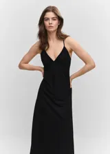 Vestido midi negro de tejido fluido con escote en pico, tirantes finos y detalle fruncido en el pecho. Presenta un diseño evasé con espalda descubierta y cierre de lazo.