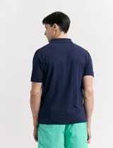 Remera azul con cuello polo y tapeta de dos botones.