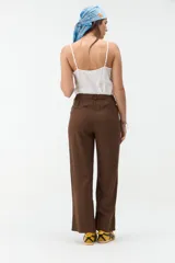 Pantalón de corte ancho y tiro medio, color verde militar, con cintura elástica ajustable mediante cordón y bolsillos laterales.