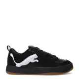Championes Puma modelo Park Lifestyle II Cat de hombre, color negro con detalles en blanco y suela de goma marrón. Presentan diseño de skater con el logotipo grande de Puma en color blanco en el lateral, puntera de gamuza y cordones negros.