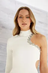 Vestido midi de fiesta color rojo, con cuello alto, una manga larga y un hombro descubierto con apliques de cristales.