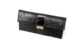 Sobre de mano color negro con textura rugosa y detalle de banda central en charol brillante con cierre metálico rectangular.