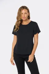 Blusa negra de manga corta, con cuello redondo y terminación del ruedo con ondas.