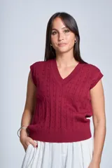 Chaleco de punto color borgoña, con diseño trenzado y escote en V.