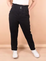 Pantalón de gabardina negro con cintura alta elástica tipo paperbag, cierre frontal con botones y corte recto.