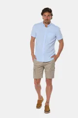 Bermuda cargo azul confeccionada en 98% algodón y 2% spandex.