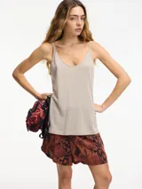 Musculosa básica color beige claro, con escote en V y breteles finos.